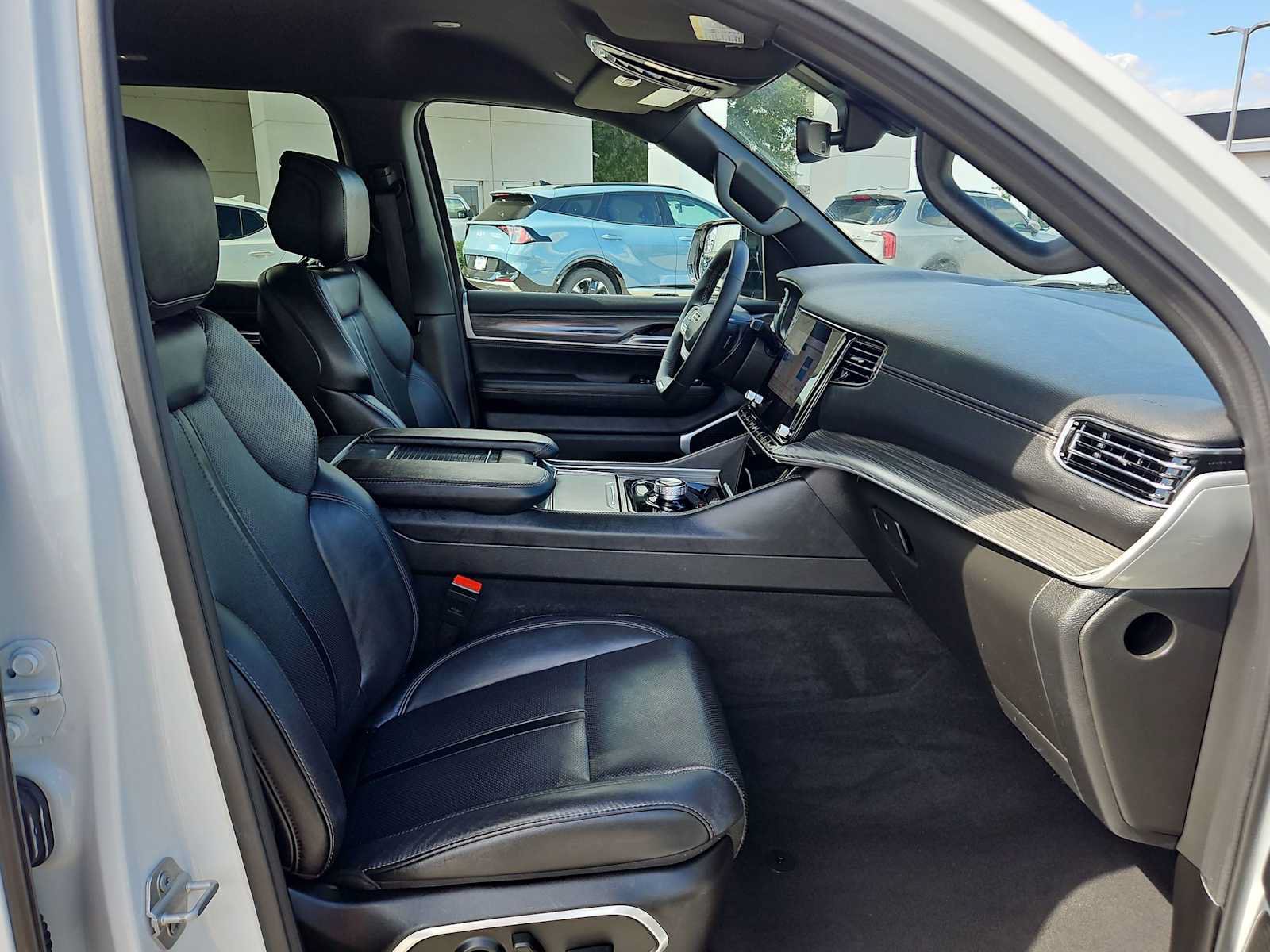 Used 2024 Jeep Wagoneer L Series II w/ Flexible Seating Group RWD image 19