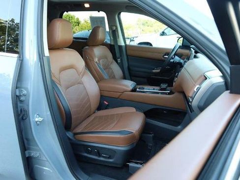 Certified 2025 Nissan Pathfinder Platinum w/ Lighting Package (N92) AWD/4WD image 32