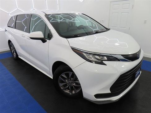 Used 2023 Toyota Sienna LE AWD/4WD image 5