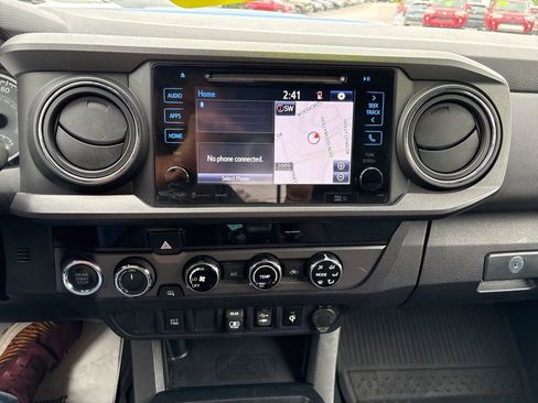 Used 2018 Toyota Tacoma TRD Sport AWD/4WD image 24