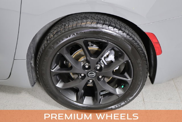 Used 2025 Chrysler Pacifica Limited FWD image 14