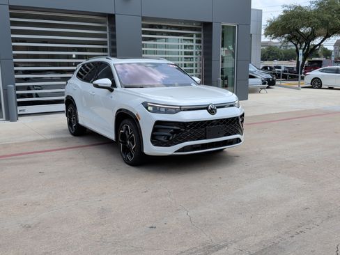 Used 2025 Volkswagen Tiguan SEL R-Line AWD/4WD image 2