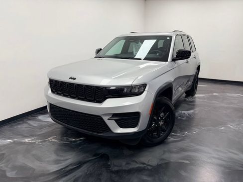 Used 2024 Jeep Grand Cherokee Altitude AWD/4WD image 18