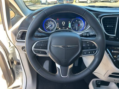 Used 2024 Chrysler Pacifica Touring-L image 23