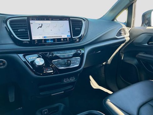 Used 2025 Chrysler Pacifica Select image 20