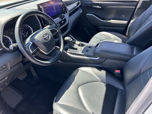 Used 2023 Toyota Highlander XLE FWD image 9