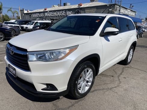 Used 2016 Toyota Highlander LE FWD image 2