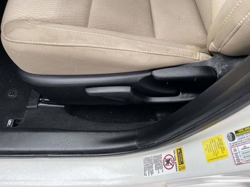 Used 2014 Toyota Corolla LE image 28