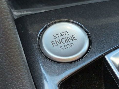 Used 2023 Volkswagen Tiguan SE w/ Panoramic Sunroof Package image 32