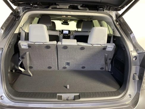 Used 2024 Toyota Highlander XLE image 8