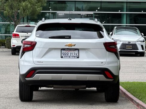 Used 2025 Chevrolet Trax LT FWD image 5
