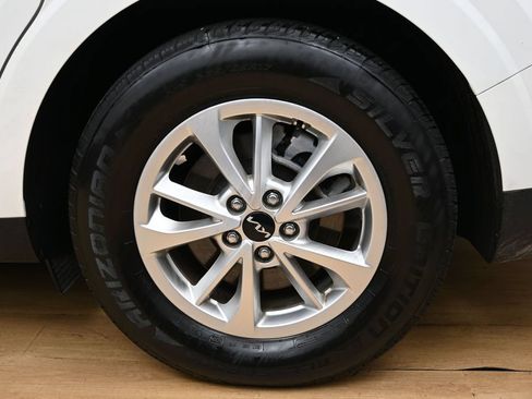Used 2022 Kia Carnival LX FWD image 12