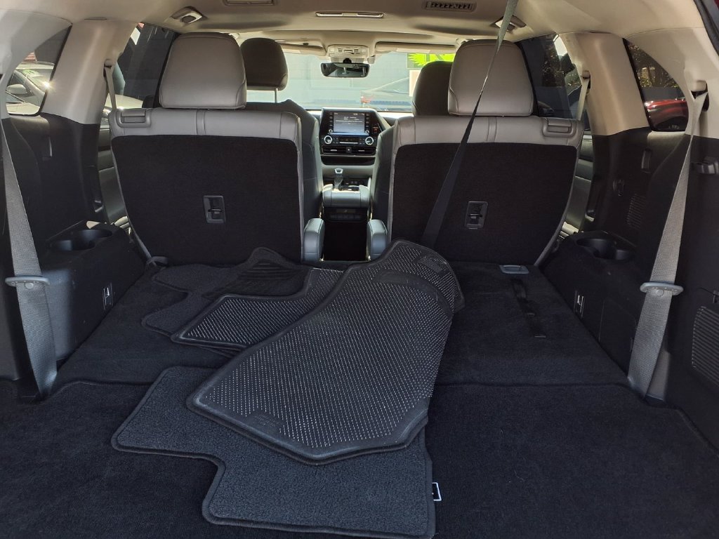 Certified 2021 Toyota Highlander XLE AWD/4WD image 9