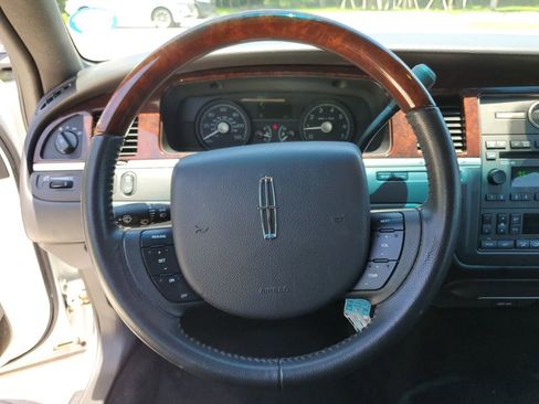 Used 2010 Lincoln Town Car Signature Limited RWD image 21