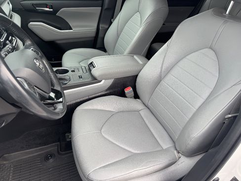 Used 2021 Toyota Highlander XLE image 11