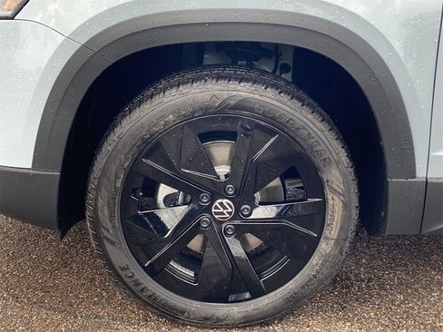 New 2026 Volkswagen Taos SE image 6