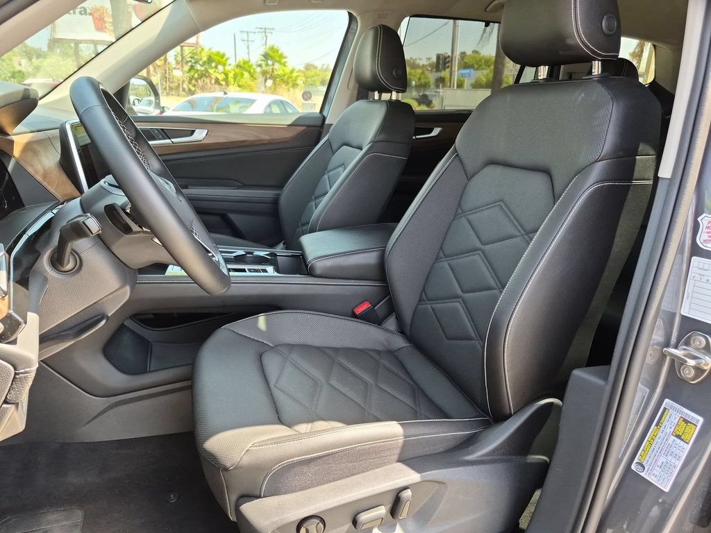 Used 2025 Volkswagen Atlas SE FWD image 25