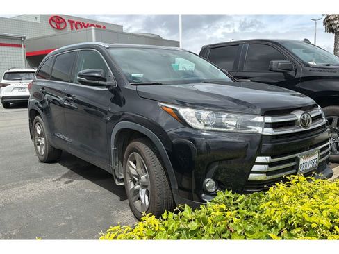 Used 2018 Toyota Highlander Limited Platinum image 2