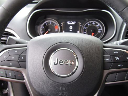 Used 2020 Jeep Cherokee Latitude Plus image 19