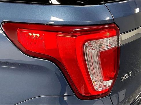 Used 2018 Ford Explorer XLT w/ Equipment Group 202A AWD/4WD image 22