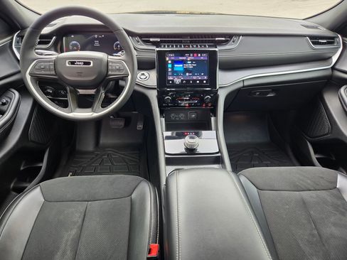 Used 2024 Jeep Grand Cherokee Altitude AWD/4WD image 10