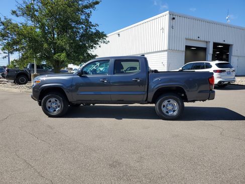 Used 2022 Toyota Tacoma SR AWD/4WD image 2