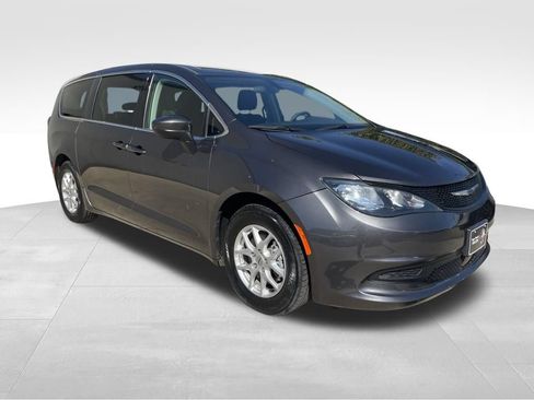 Used 2022 Chrysler Voyager LX FWD image 3