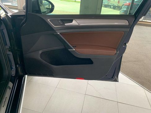 Used 2017 Volkswagen Golf Alltrack S image 35