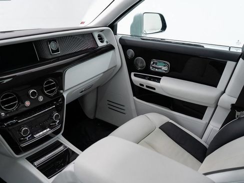 Used 2023 Rolls-Royce Phantom Sedan RWD image 36