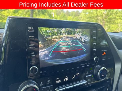 Used 2021 Toyota Highlander LE AWD/4WD image 4