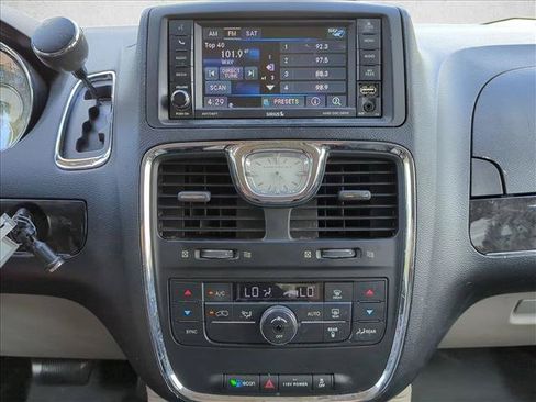 Used 2016 Chrysler Town & Country Touring FWD image 12
