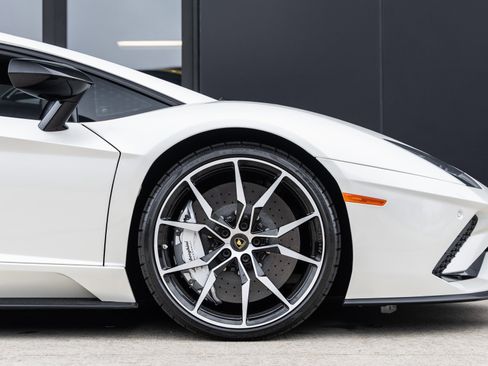 Used 2018 Lamborghini Aventador S image 12