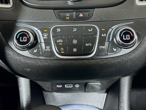 Used 2022 Chevrolet Malibu LT FWD image 16
