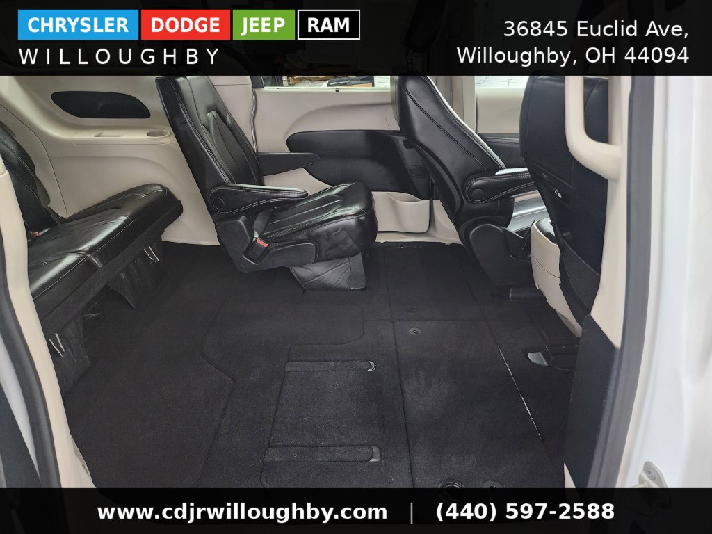 Used 2023 Chrysler Pacifica Touring-L FWD image 34