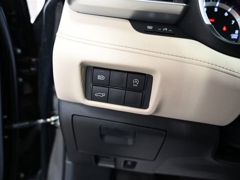 Used 2023 Toyota Highlander XLE AWD/4WD image 28