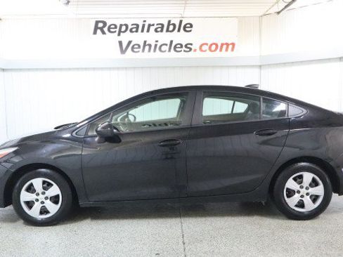 Used 2018 Chevrolet Cruze LS FWD image 1