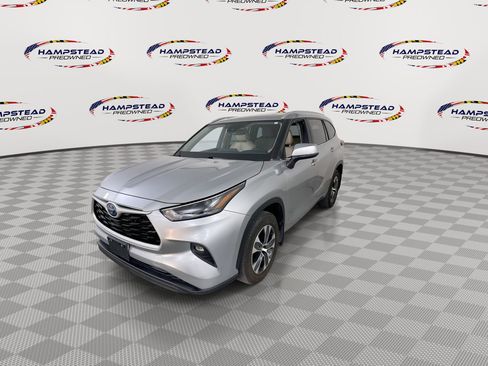 Used 2023 Toyota Highlander XLE AWD/4WD image 4