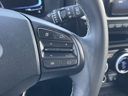 Used 2024 Hyundai Venue Limited image 19