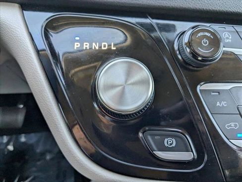 Used 2024 Chrysler Pacifica Touring-L image 12