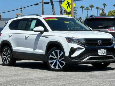 Used 2022 Volkswagen Taos SE FWD image 2