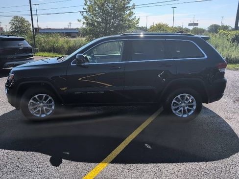 Used 2021 Jeep Grand Cherokee Laredo AWD/4WD image 2