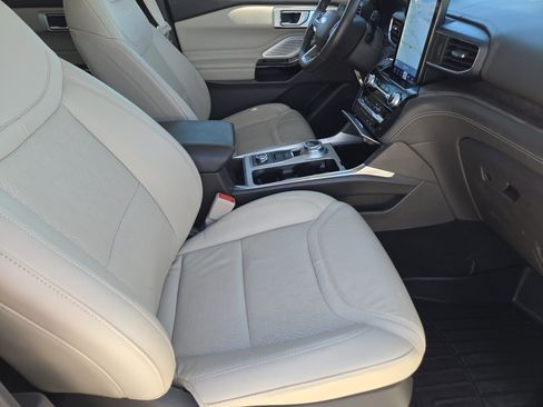 Certified 2023 Ford Explorer Platinum w/ Technology Package image 15