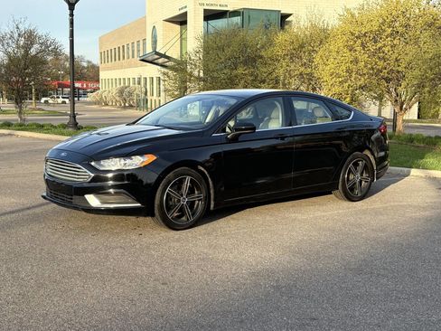 Used 2017 Ford Fusion SE w/ Fusion SE Technology Package FWD image 1