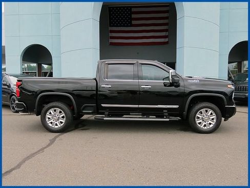 Used 2024 Chevrolet Silverado 2500 High Country w/ High Country Premium Package AWD/4WD image 2