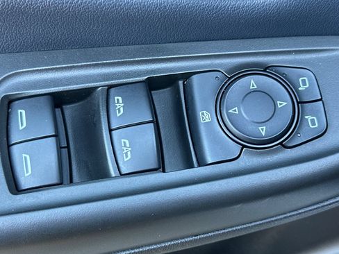 Used 2022 Chevrolet Bolt EUV LT w/ Convenience Package FWD image 12
