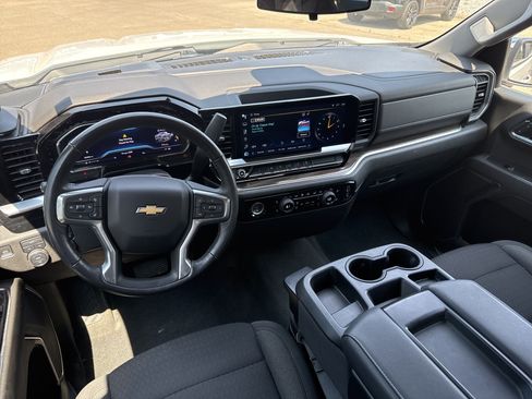 Used 2022 Chevrolet Silverado 1500 LT AWD/4WD image 5