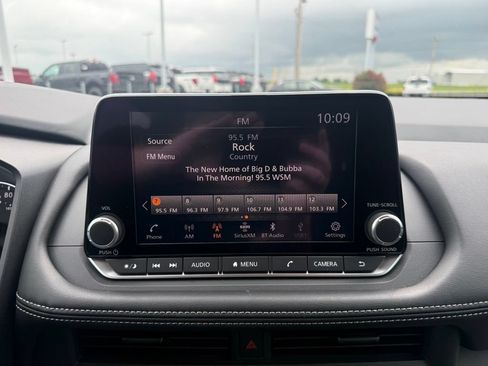 Used 2025 Nissan Rogue S FWD image 11