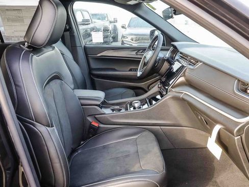 New 2025 Jeep Grand Cherokee Altitude image 18