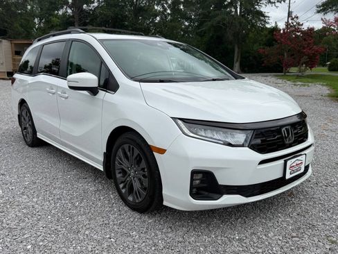 Used 2025 Honda Odyssey Touring image 4