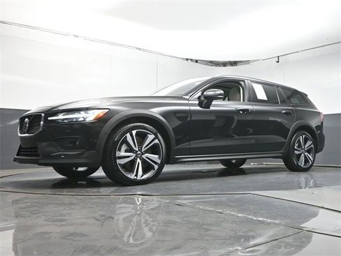 Used 2024 Volvo V60 B5 Cross Country Plus image 36